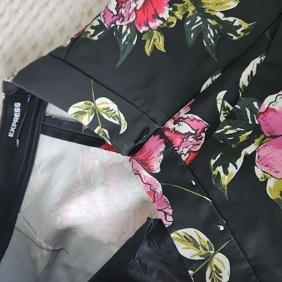 Express Floral Print Mid Rise Shortie size 8 Garden Party Feminine - Picture 3 of 8